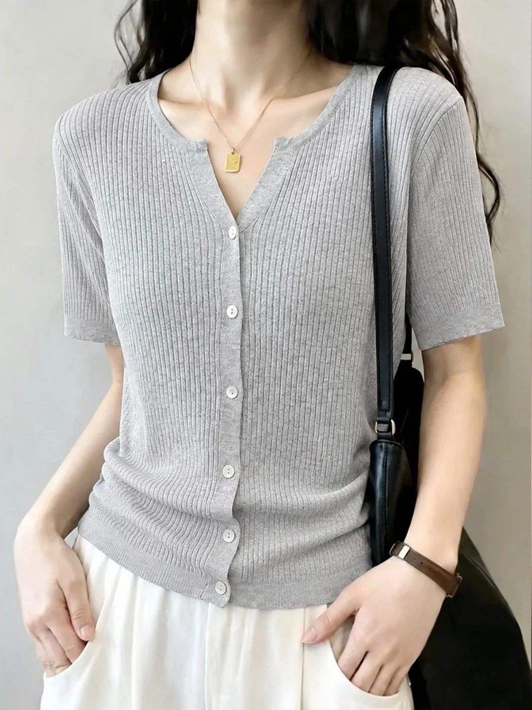 Summer Korean Style Ice Silk Knitted Top Women's Short Sleeve Single Button Slimming Pure Color Versatile Fashion Inner Wear
Summer Korean Style Ice Silk Knitted Top Women's Short Sleeve Single Button Slimming Pure Color Versatile Fashion Inner Wear