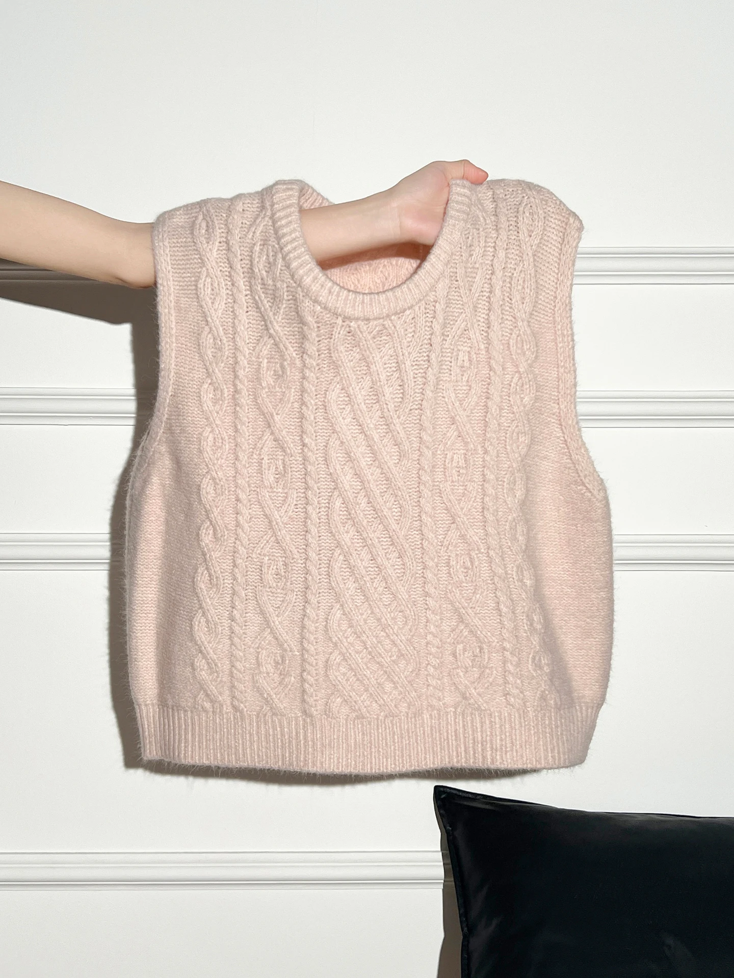 Корейский ретро-жилет вязаный женский, с круглым вырезом, для многослойных образов, весна 2026, новинка, для повседневной носки, свободный крой
Корейский ретро-жилет вязаный женский, с круглым вырезом, для многослойных образов, весна 2026, новинка, для повседневной носки, свободный крой