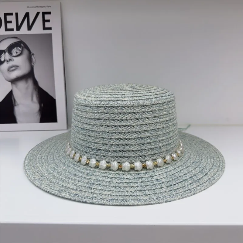A flat-topped hat is versatile and atmospheric women's woven for going out to the seaside
A flat-topped hat is versatile and atmospheric women's woven for going out to the seaside