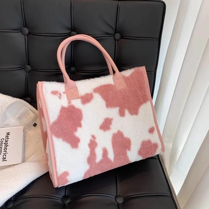 Плюшевая женская сумка, осенне-зимняя новая прямоугольная модная розовая сумка-тоут, элитная сумка на плечо с магнитной кнопкой
Плюшевая женская сумка, осенне-зимняя новая прямоугольная модная розовая сумка-тоут, элитная сумка на плечо с магнитной кнопкой