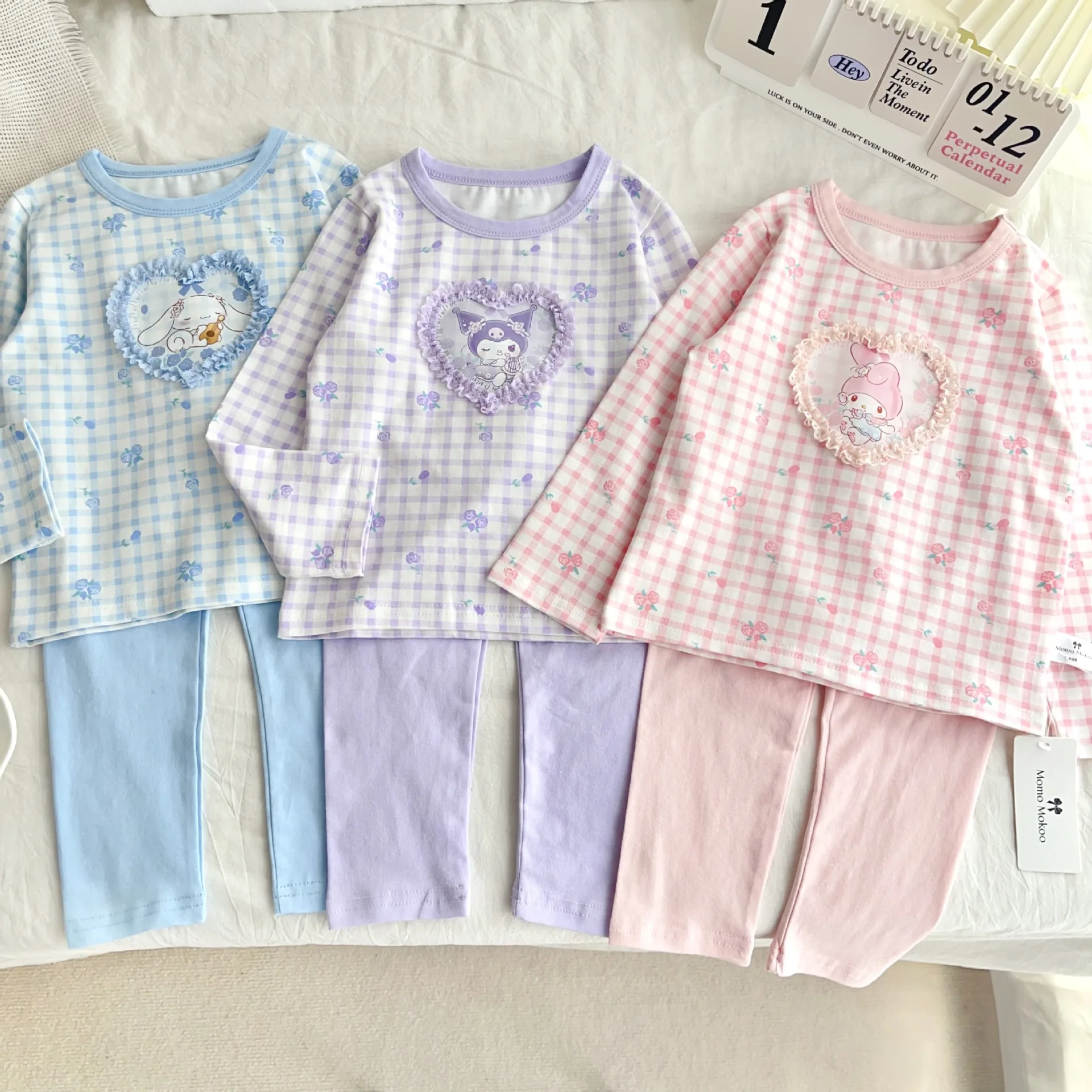 Пижамные комплекты для девочек, весенне-осенние детские пижамы Sanrio Kuromi My Melody Cinnamoroll, клетчатый пуловер, топ и брюки, детская одежда для сна, От 3 до 10 лет
Пижамные комплекты для девочек, весенне-осенние детские пижамы Sanrio Kuromi My Melody Cinnamoroll, клетчатый пуловер, топ и брюки, детская одежда для сна, От 3 до 10 лет