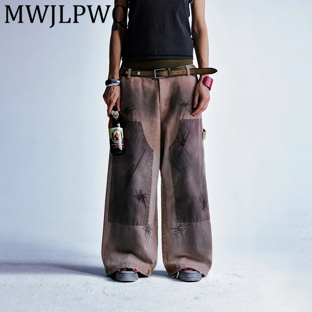 MWJLPWQ мужские джинсы с грязным красителем в американском стиле High Street, потертые повседневные широкие брюки с дизайном, новинка осени 2021, 21252 
MWJLPWQ мужские джинсы с грязным красителем в американском стиле High Street, потертые повседневные широкие брюки с дизайном, новинка осени 2021, 21252