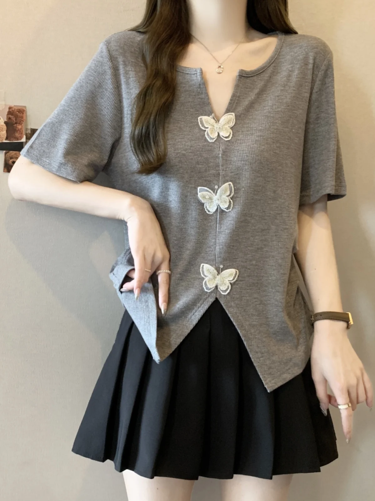 Летняя женская футболка с V-образным вырезом и узлом, больших размеров, повседневная, милая, скрывающая живот, утягивающая, топ
Летняя женская футболка с V-образным вырезом и узлом, больших размеров, повседневная, милая, скрывающая живот, утягивающая, топ