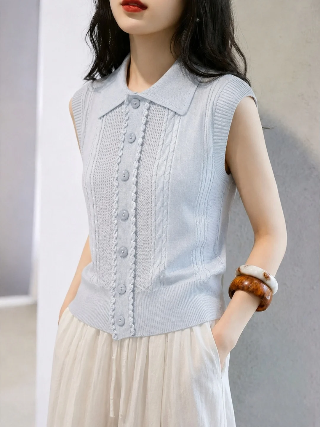Summer Soft Comfortable Single Button Ice Silk Knitted Top Korean Style Commute Versatile Sleeveless Vest Women's Fashion
Summer Soft Comfortable Single Button Ice Silk Knitted Top Korean Style Commute Versatile Sleeveless Vest Women's Fashion