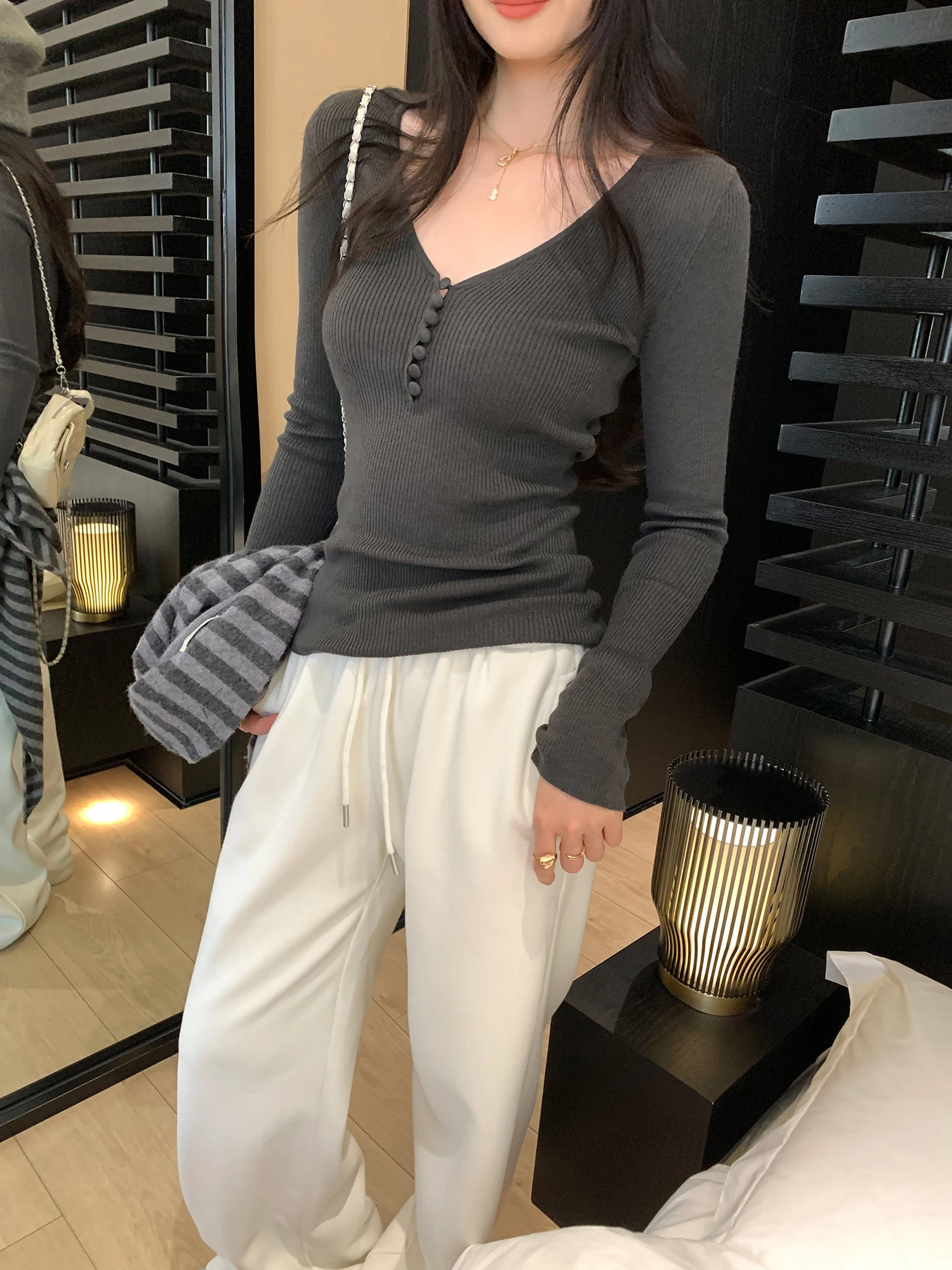 Unique Miu Sweater V-Neck Women's Fitted Knitwear Base Layer Winter 2026 New Style Soft Polyester Fiber Long Sleeve Basic Top
Unique Miu Sweater V-Neck Women's Fitted Knitwear Base Layer Winter 2026 New Style Soft Polyester Fiber Long Sleeve Basic Top