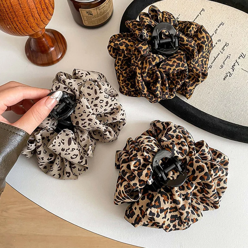 Retro Fabric Leopard Bubble Hair Clip for Woman Elegant Shark Clip Fashion Girl hair Pin Hair Clamp hair accessories
Retro Fabric Leopard Bubble Hair Clip for Woman Elegant Shark Clip Fashion Girl hair Pin Hair Clamp hair accessories