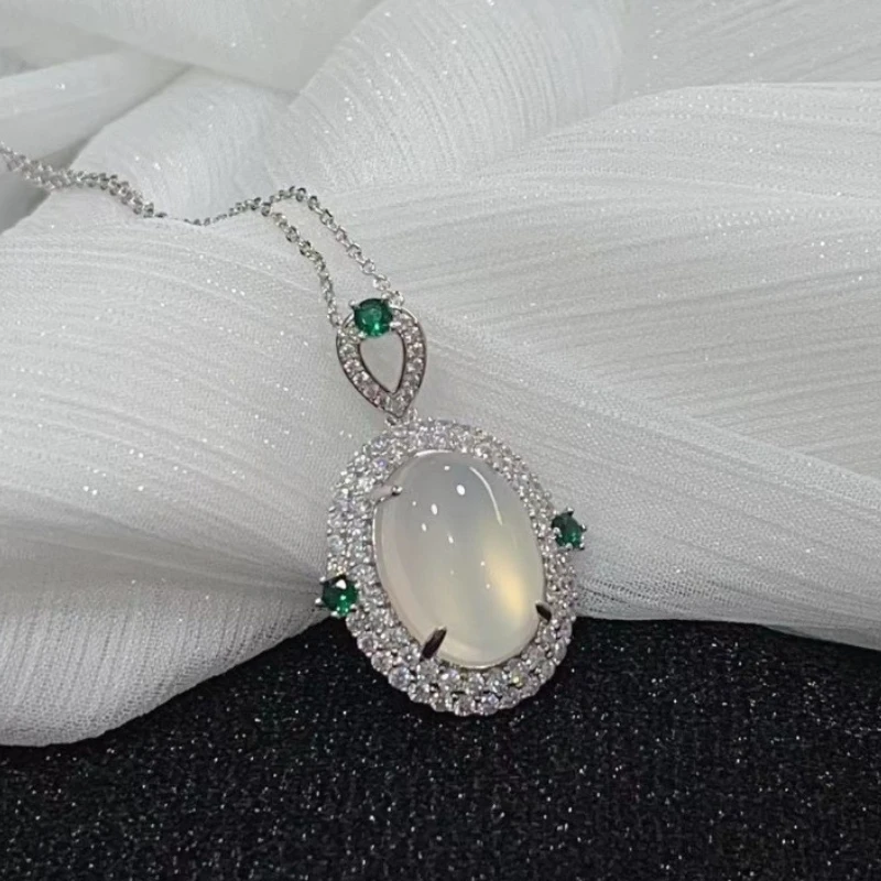 Ожерелье из белого халцедона ледяного типа, изысканная, модная и универсальная женская подвеска.
Ожерелье из белого халцедона ледяного типа, изысканная, модная и универсальная женская подвеска.