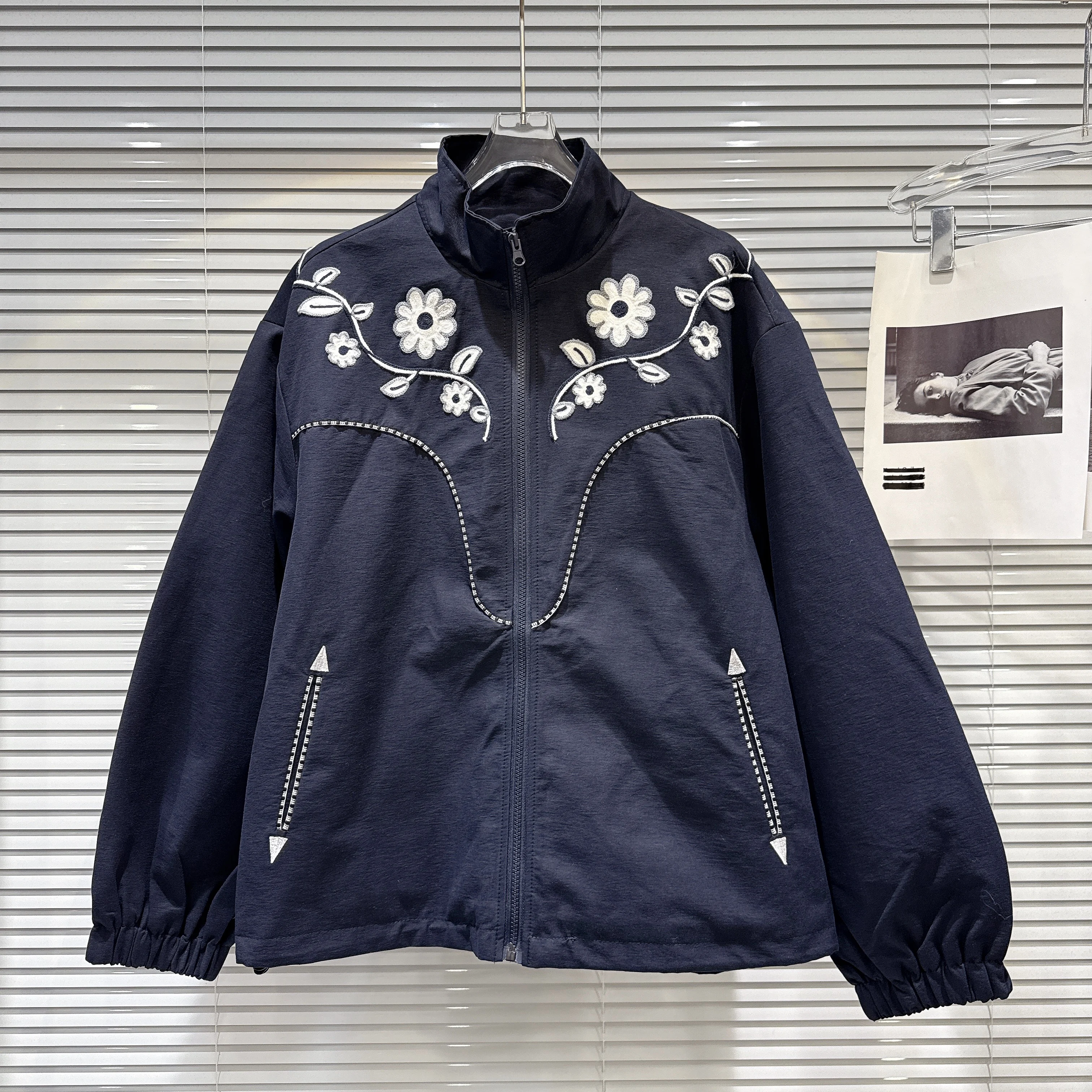 2025 Winter New Arrival Women's Vintage Hottie Floral Embroidery Loose Quilted Short Jacket Outerwear
2025 Winter New Arrival Women's Vintage Hottie Floral Embroidery Loose Quilted Short Jacket Outerwear