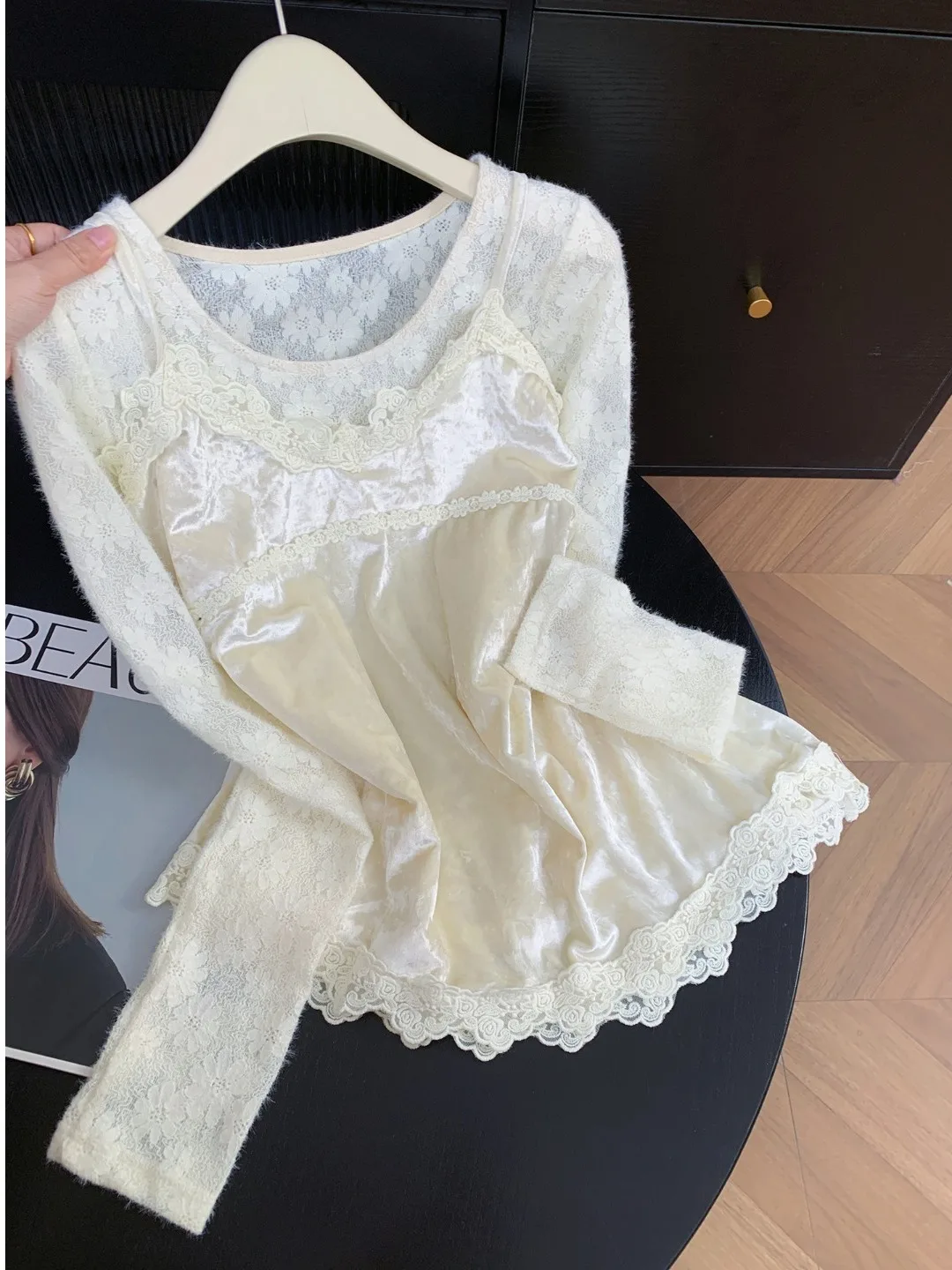 Elegant Lace Patchwork Velvet Strap Vest Women's Fashionable Two-Piece Set Spring Autumn Base Layer Shirt Trendy Ensemble
Elegant Lace Patchwork Velvet Strap Vest Women's Fashionable Two-Piece Set Spring Autumn Base Layer Shirt Trendy Ensemble