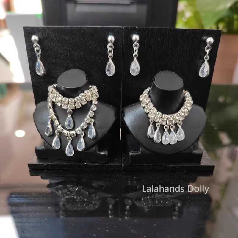 1:6 Doll Miniature Decoration Items Mini Jewelry Earring Necklace Set (including Display Rack)Decorative Toys Gift Accessories
1:6 Doll Miniature Decoration Items Mini Jewelry Earring Necklace Set (including Display Rack)Decorative Toys Gift Accessories