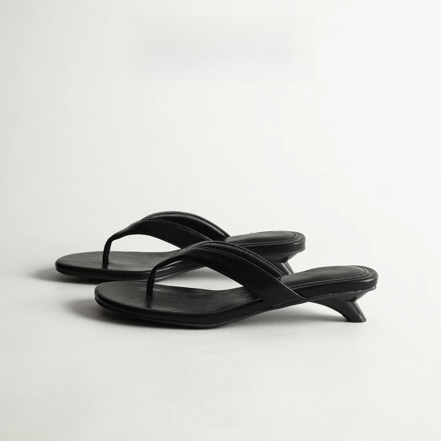 Leather Open-Toe High Heel Thong Slippers Women Summer Outdoor Fashionable Heel Beach Sandals Toe Exposure Sandals
Leather Open-Toe High Heel Thong Slippers Women Summer Outdoor Fashionable Heel Beach Sandals Toe Exposure Sandals