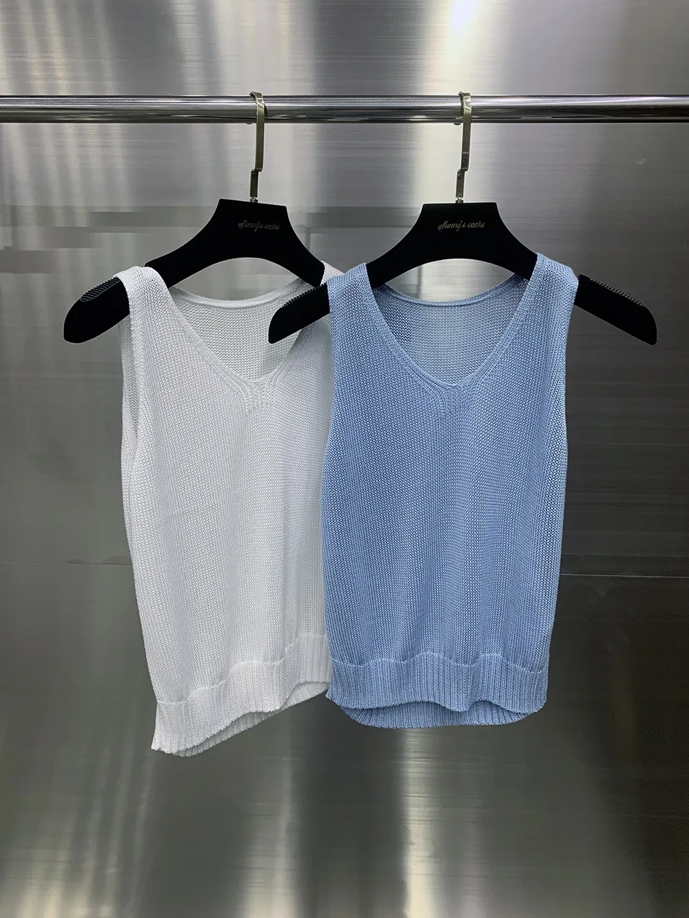 Лето 2025: Новая коллекция. Простой вязаный жилет-топ с V-образным вырезом, двухцветный, для повседневной носки, укороченный, с круглым вырезом.
Лето 2025: Новая коллекция. Простой вязаный жилет-топ с V-образным вырезом, двухцветный, для повседневной носки, укороченный, с круглым вырезом.