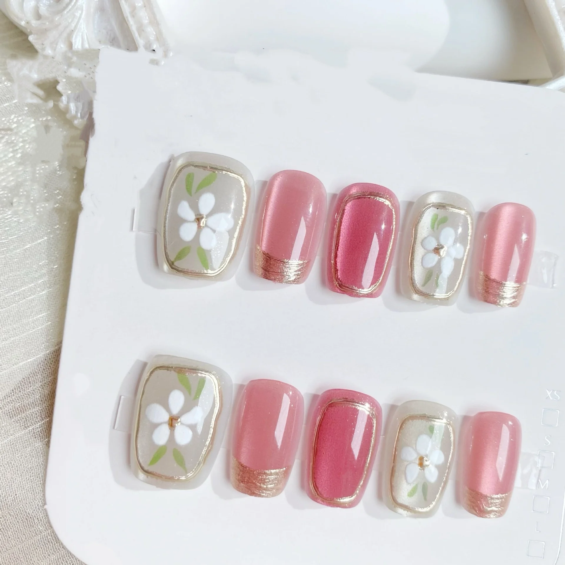 24Pcs Pink Cat's Eye Design Press on False Nails Short Square Head Fake Nails Gilded White Flower Reusable Full Cover Nails Tips
24Pcs Pink Cat's Eye Design Press on False Nails Short Square Head Fake Nails Gilded White Flower Reusable Full Cover Nails Tips