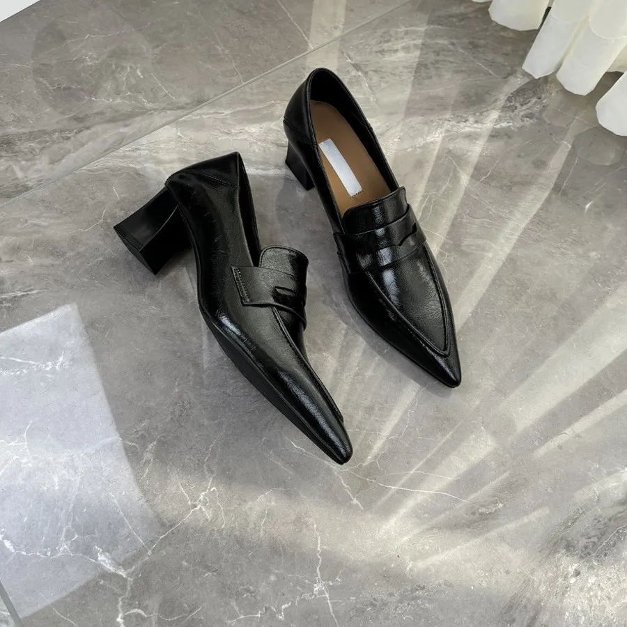 Single shoe British retro square toe loafers with feminine temperament commuting thick heeled leather shoes
Single shoe British retro square toe loafers with feminine temperament commuting thick heeled leather shoes