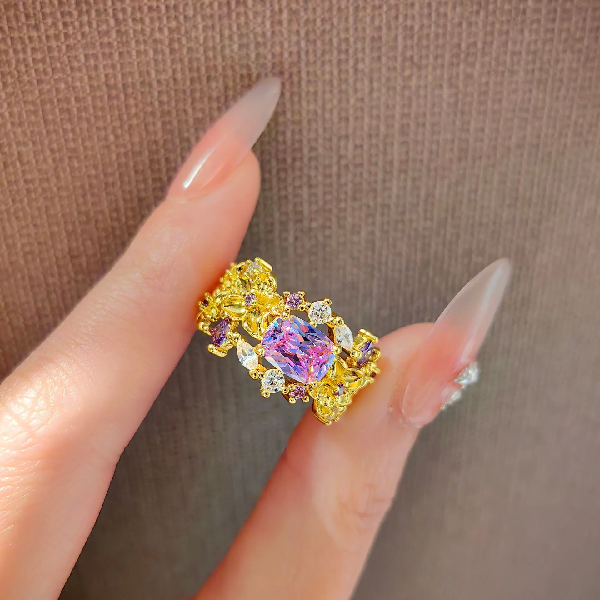 Gold Tone Ultra Shiny Purple Diamond Ring Vintage Brushed Design Luxury Feel Women's Index Finger Ring Fashion Jewelry
Gold Tone Ultra Shiny Purple Diamond Ring Vintage Brushed Design Luxury Feel Women's Index Finger Ring Fashion Jewelry