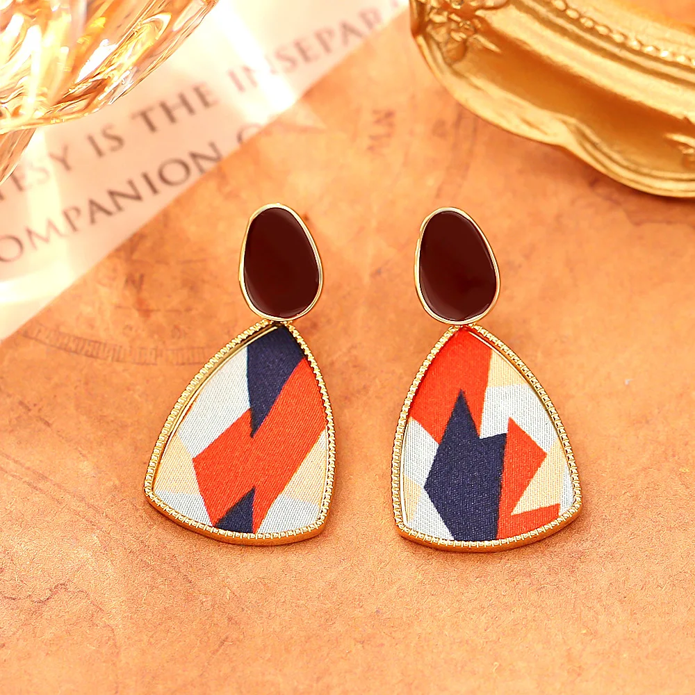 Fashionable and exquisite retro geometric stitching earrings, high-end earrings for women, niche design, temperament earrings
Fashionable and exquisite retro geometric stitching earrings, high-end earrings for women, niche design, temperament earrings