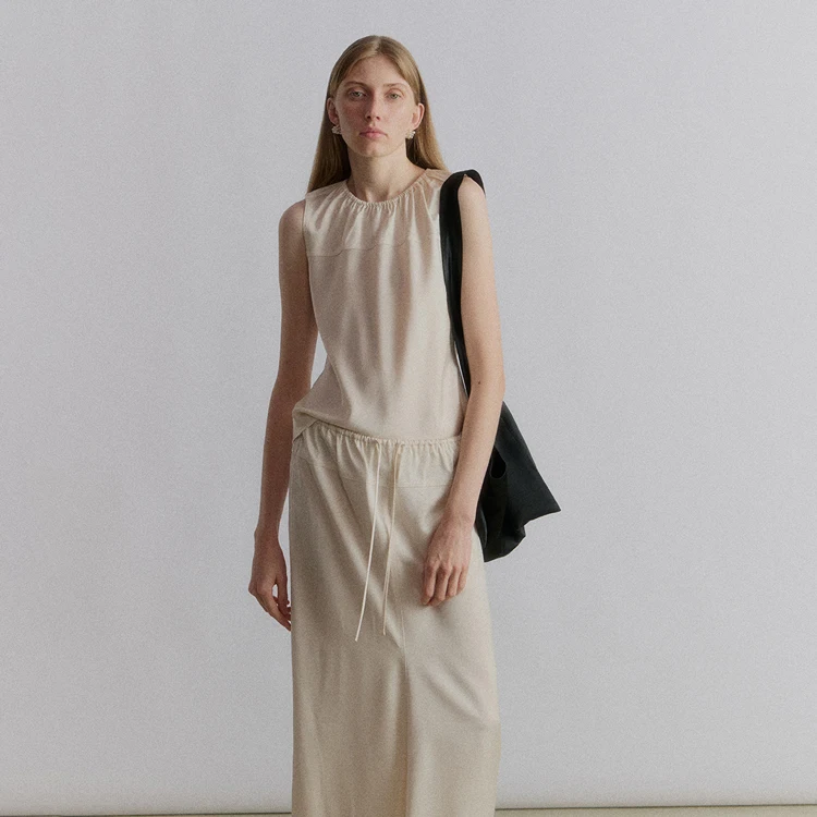 Ele Sle Silk Material Slim Fit round Ne Vest Top without Sves Folded Design Versatile for plus Size Women Summer Wear
Ele Sle Silk Material Slim Fit round Ne Vest Top without Sves Folded Design Versatile for plus Size Women Summer Wear