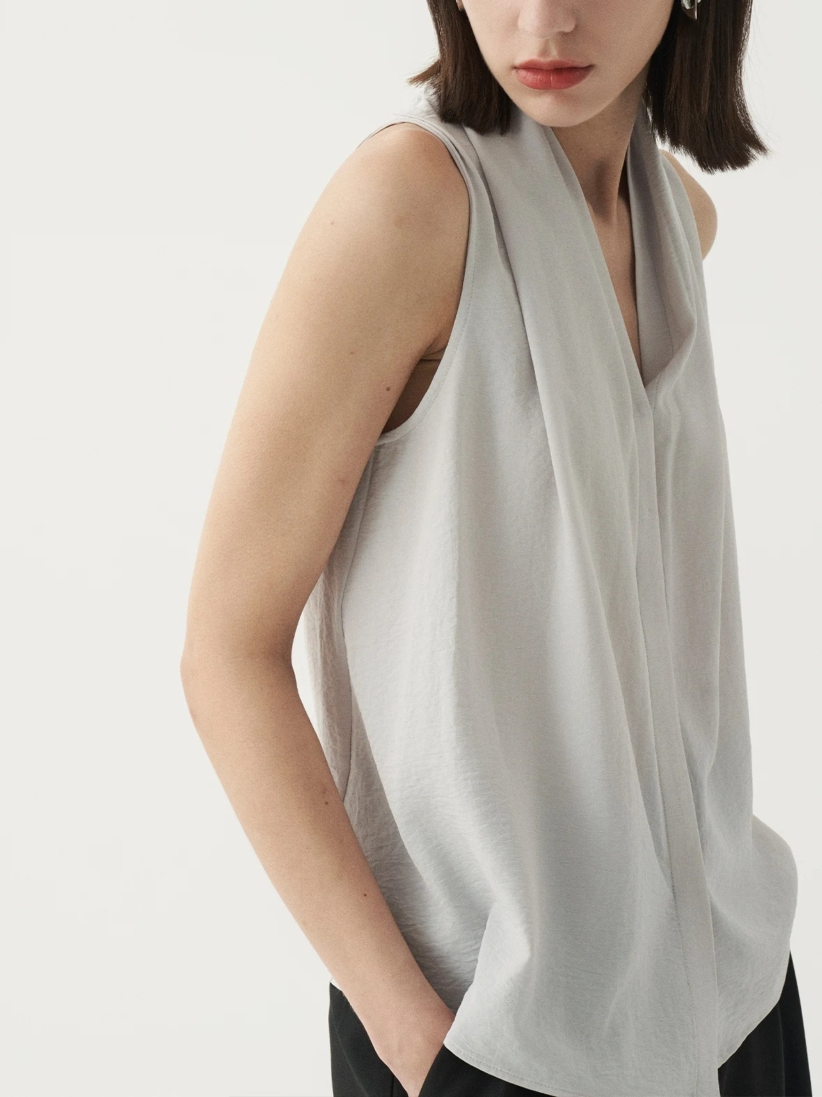 Elegant V-neck Sleeveless Shirt Women's Design Sensation Fashionable Vest Shirt Top Summer Pear Turbulence High-End Feel
Elegant V-neck Sleeveless Shirt Women's Design Sensation Fashionable Vest Shirt Top Summer Pear Turbulence High-End Feel