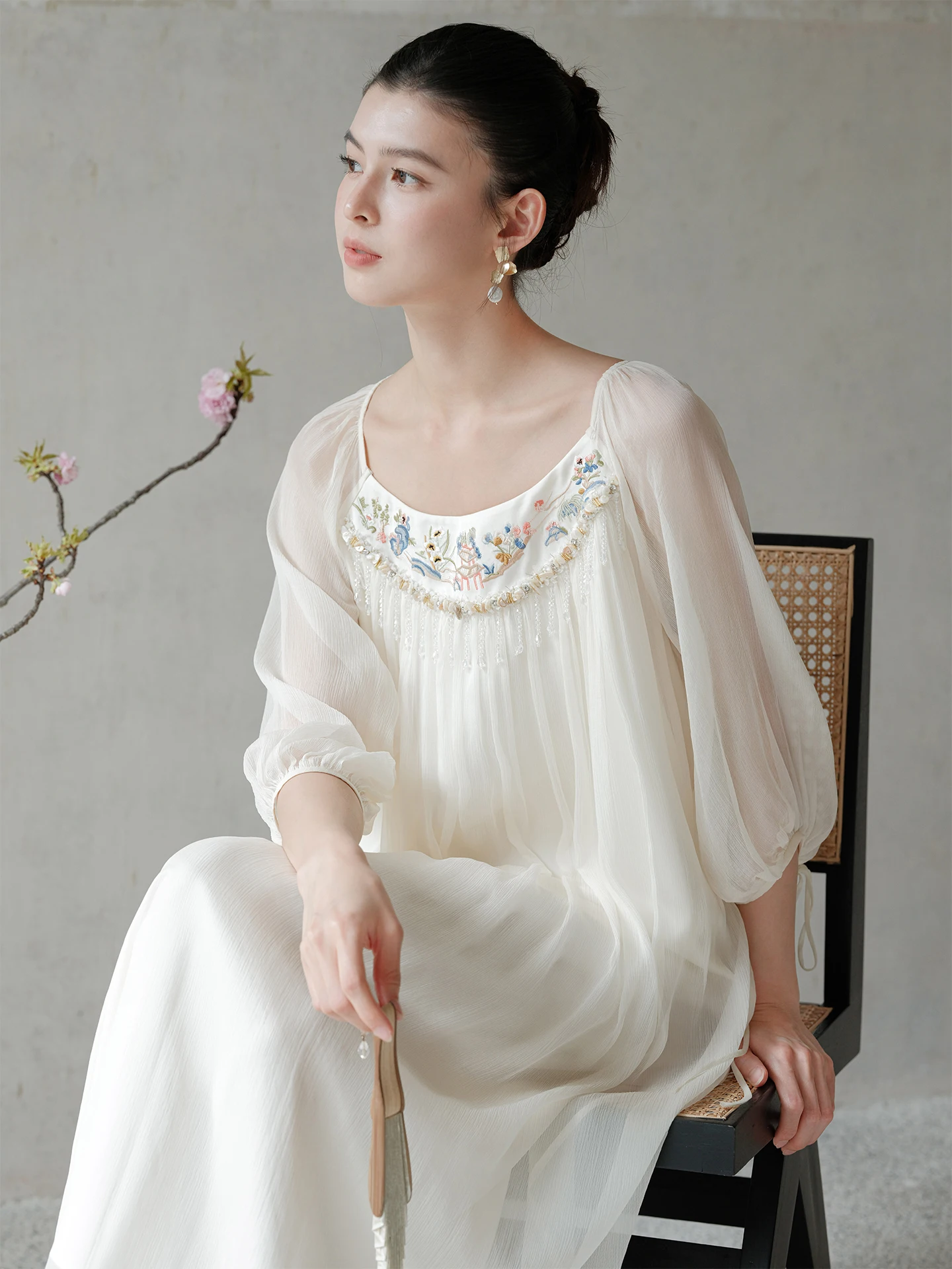 Новое женское платье ChuChan из 100% шелка с вышивкой в китайском национальном винтажном стиле, с гибкими рукавами-фонариками, длинное
Новое женское платье ChuChan из 100% шелка с вышивкой в китайском национальном винтажном стиле, с гибкими рукавами-фонариками, длинное