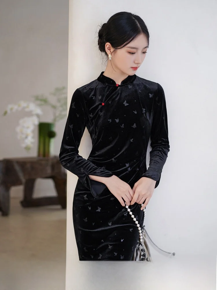 Elegant Original Silk Velvet Qipao Dress Women's Fashion Autumn New Style Chinese Style Long Sleeve Low Slit Daily Wear
Elegant Original Silk Velvet Qipao Dress Women's Fashion Autumn New Style Chinese Style Long Sleeve Low Slit Daily Wear