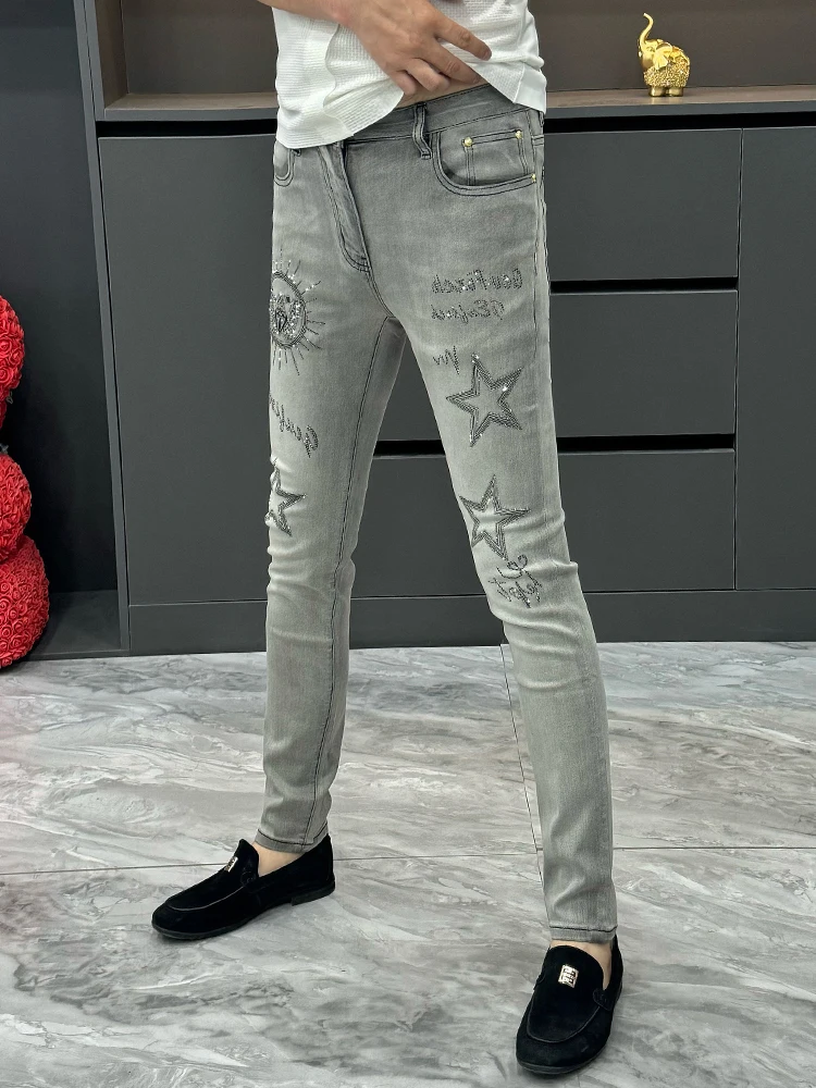 Мужские джинсы Slim Fit: модный осенне-зимний дизайн, с декором из страз в виде звезд, зауженные к низу, молодежные, прямые, повседневные
Мужские джинсы Slim Fit: модный осенне-зимний дизайн, с декором из страз в виде звезд, зауженные к низу, молодежные, прямые, повседневные