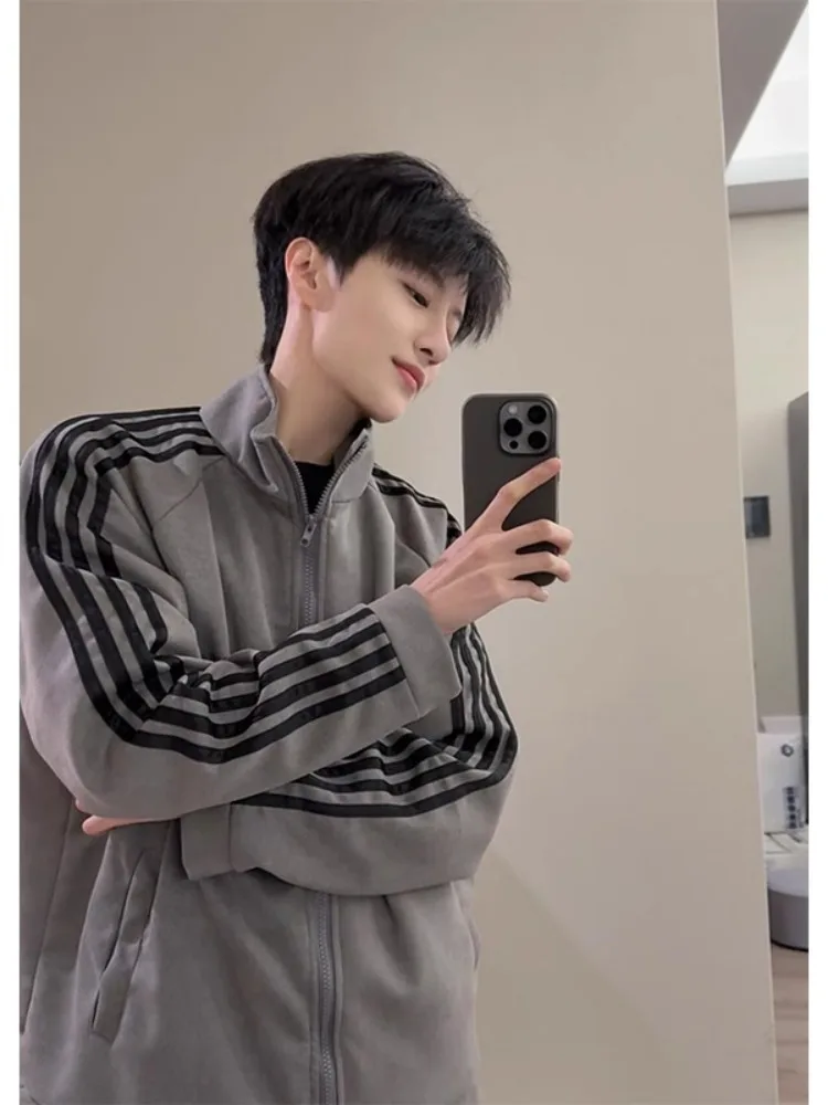 Мужская демисезонная толстовка-кардиган из замши с американским полосатым узором, модная повседневная модель от трендового бренда
Мужская демисезонная толстовка-кардиган из замши с американским полосатым узором, модная повседневная модель от трендового бренда