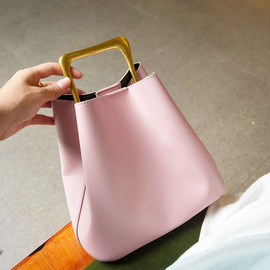Vintage Minimalist Square Handle Bucket Bag Glossy Leather Matte Gold Handle Handbag Gentle Premium Handbag
Vintage Minimalist Square Handle Bucket Bag Glossy Leather Matte Gold Handle Handbag Gentle Premium Handbag