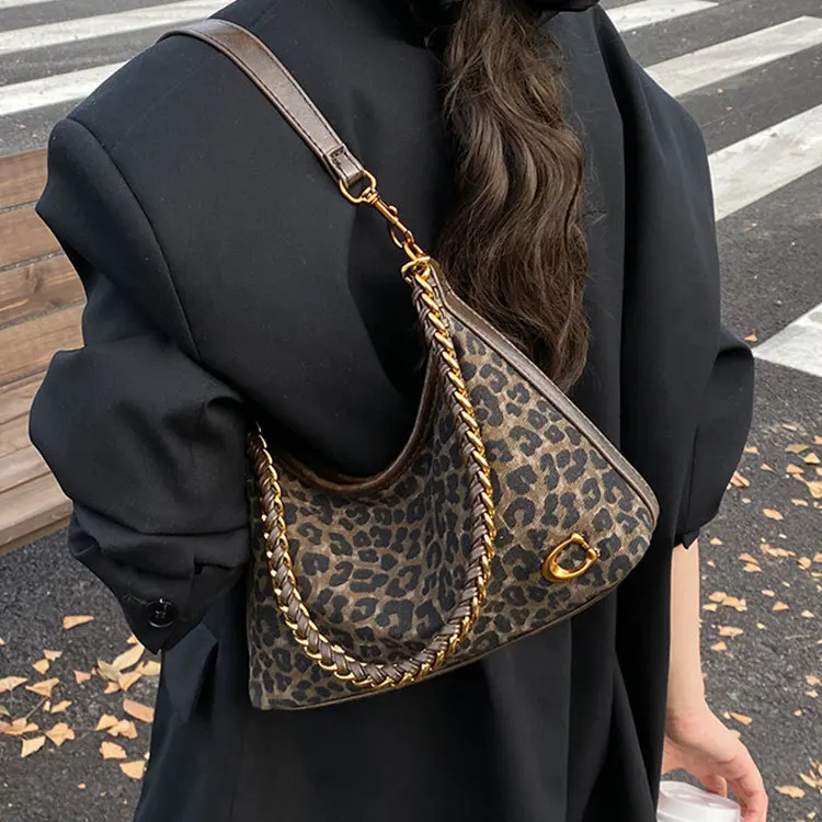 2025 Autumn Winter Chain Underarm Bag, Casual Shoulder Purse for Women, Versatile Crossbody Tote, Minimalist Day-to-Night Bag
2025 Autumn Winter Chain Underarm Bag, Casual Shoulder Purse for Women, Versatile Crossbody Tote, Minimalist Day-to-Night Bag