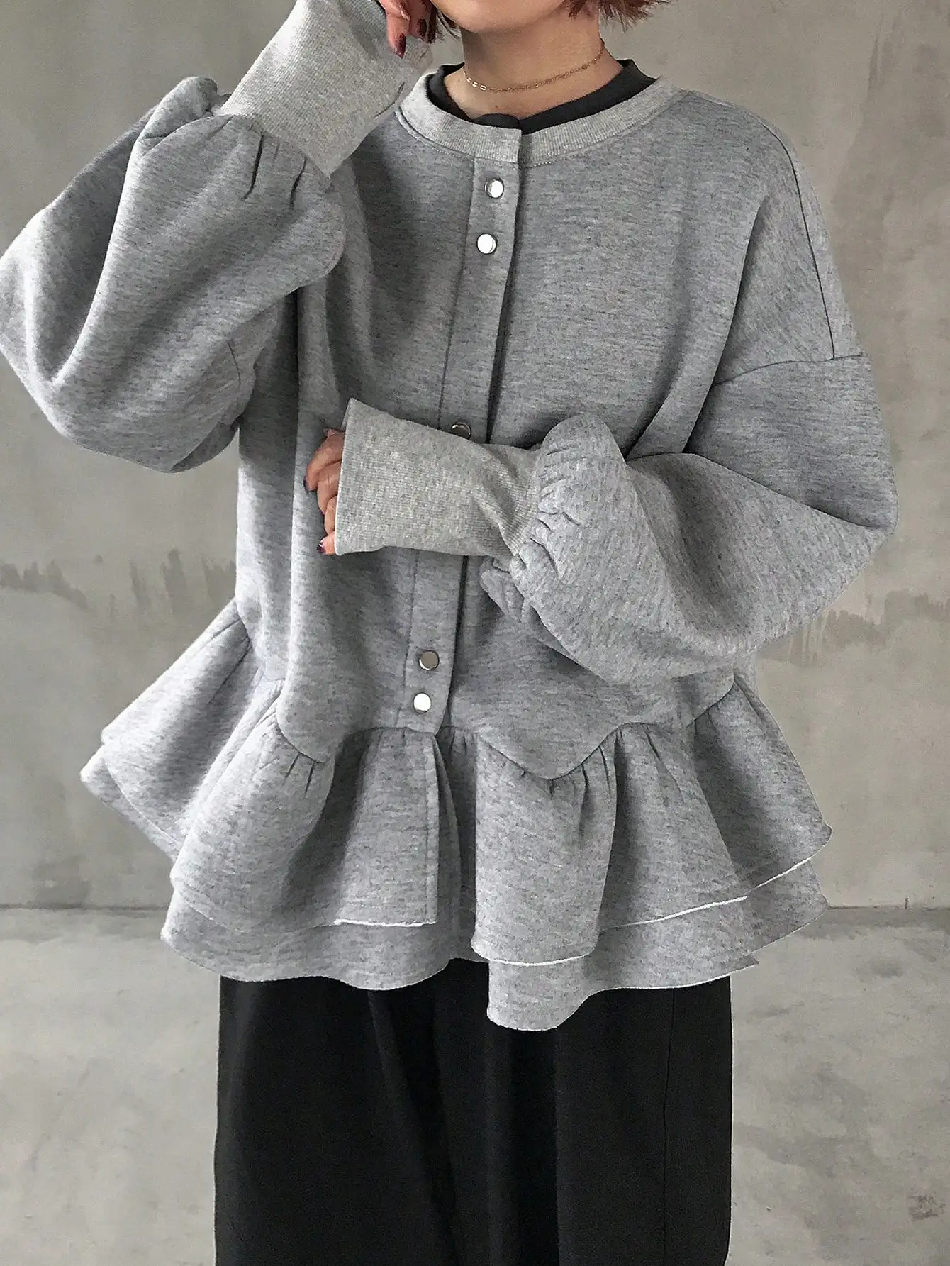Women's Gray Casual Sweatshirt with Lantern Sleeves and Layered Ruffle Hem, Loose Fit
Women's Gray Casual Sweatshirt with Lantern Sleeves and Layered Ruffle Hem, Loose Fit