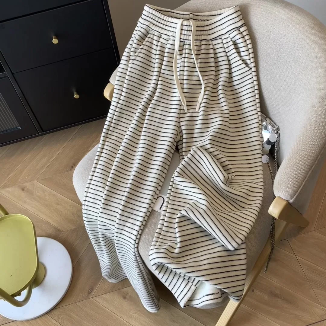 Широкие брюки в абрикосовую полоску с эластичной резинкой на талии и завязками для женщин осенью и зимой 2025, новые утягивающие брюки с высокой талией и пышными штанинами
Широкие брюки в абрикосовую полоску с эластичной резинкой на талии и завязками для женщин осенью и зимой 2025, новые утягивающие брюки с высокой талией и пышными штанинами