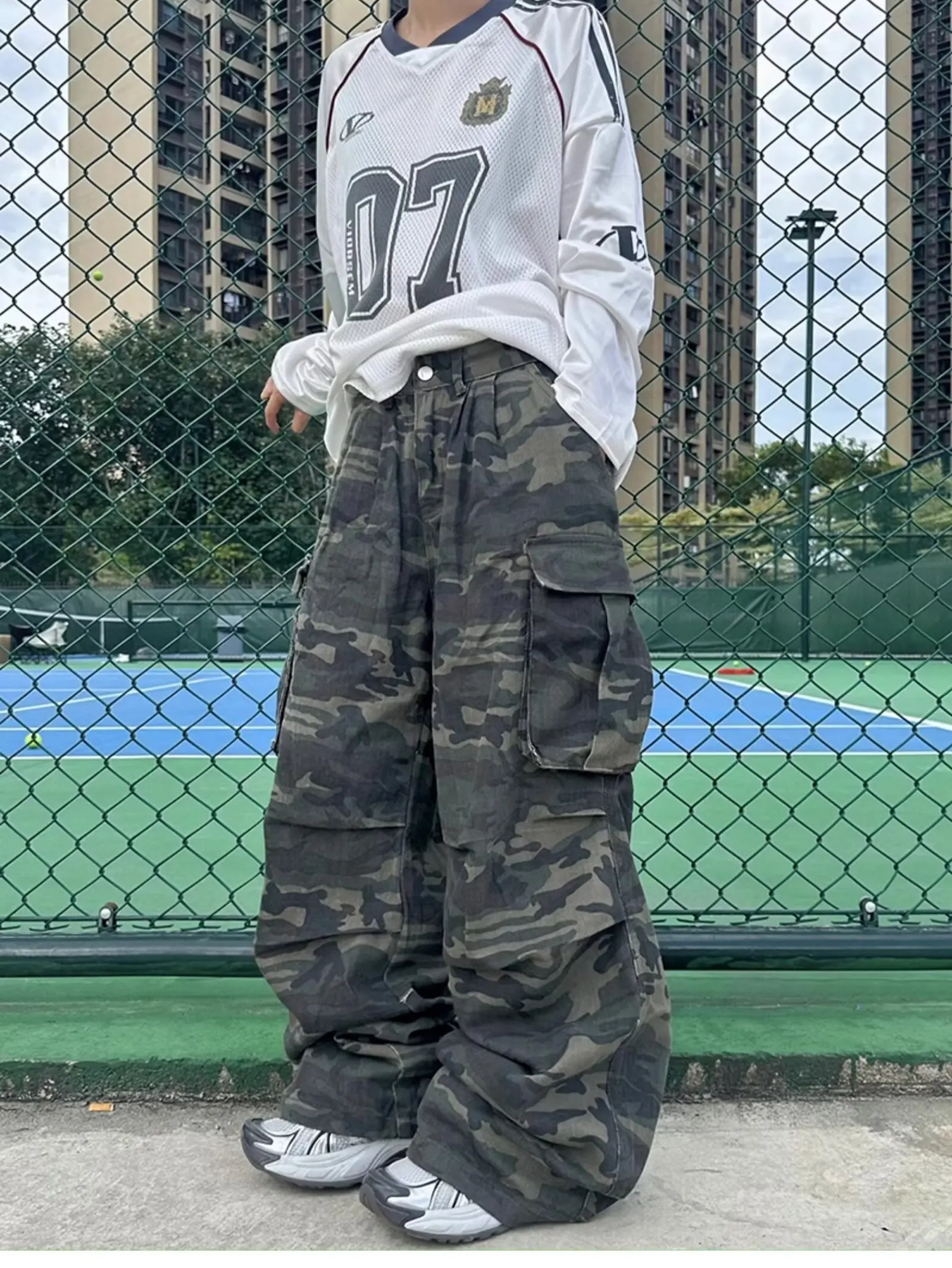 Американские винтажные плиссированные камуфляжные брюки-карго с несколькими карманами, женские модные брендовые уличные прямые брюки с широкими штанинами
Американские винтажные плиссированные камуфляжные брюки-карго с несколькими карманами, женские модные брендовые уличные прямые брюки с широкими штанинами