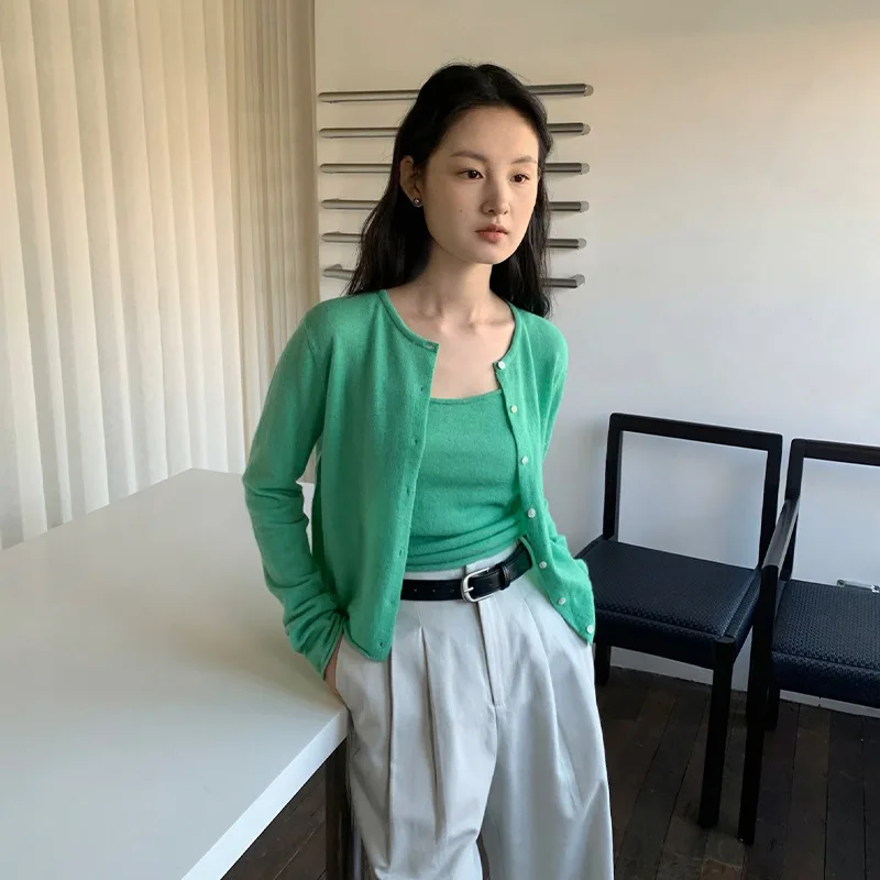 Женский весенний вязаный комплект из двух предметов 2025, тонкий кардиган без бретелек на пуговицах, повседневная одежда
Женский весенний вязаный комплект из двух предметов 2025, тонкий кардиган без бретелек на пуговицах, повседневная одежда