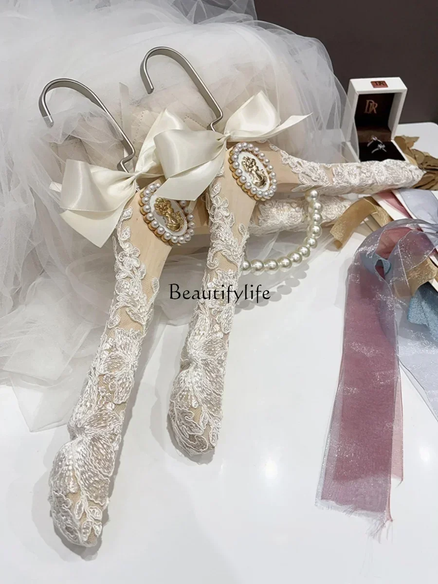 Handmade Wedding Dress Lace Retro Pearl Hanger, Creative Solid Wood Hanger, Wedding Supplies
Handmade Wedding Dress Lace Retro Pearl Hanger, Creative Solid Wood Hanger, Wedding Supplies