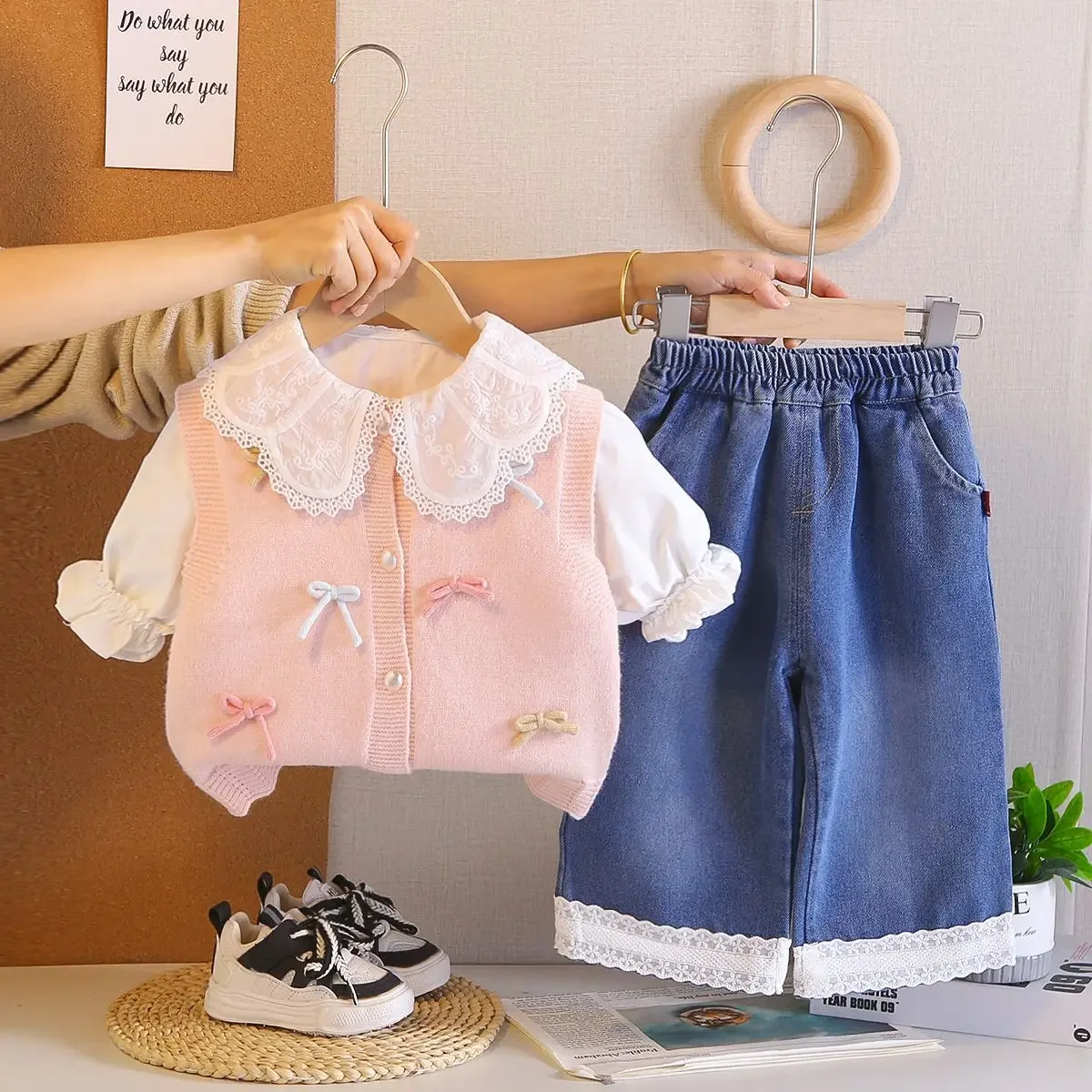 Girls' Spring and Autumn Set 2026 New Style Little Girls' Sweater Vest Wide Leg Pants 3-Piece Set Children's Fashion Outfit
Girls' Spring and Autumn Set 2026 New Style Little Girls' Sweater Vest Wide Leg Pants 3-Piece Set Children's Fashion Outfit