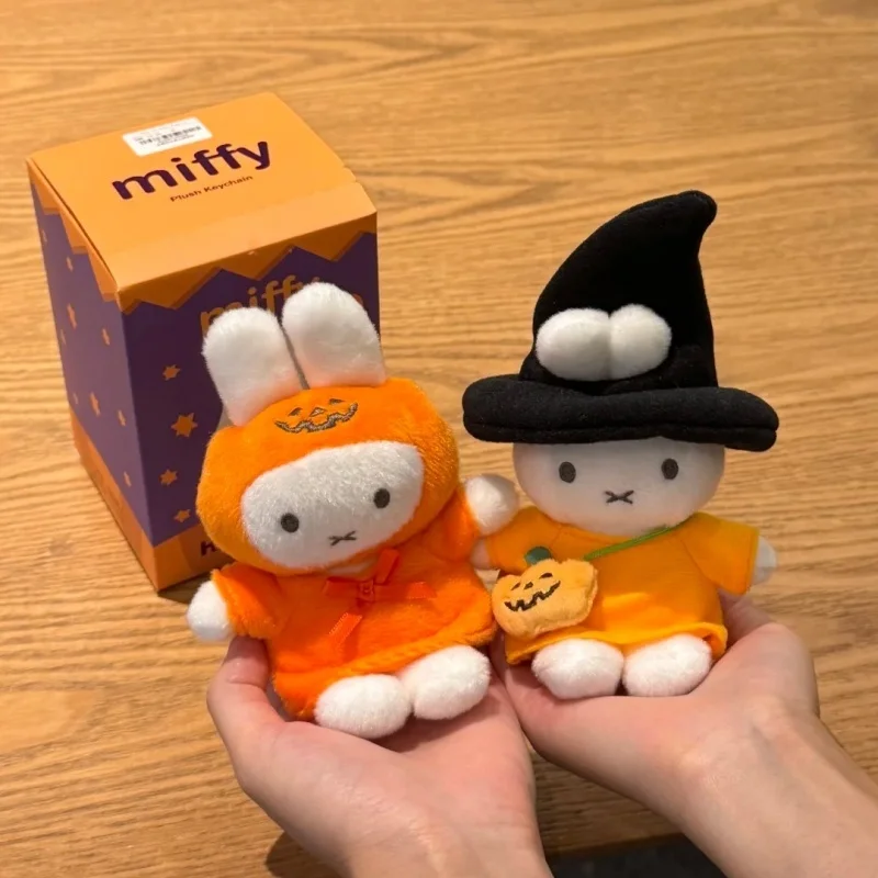 Плюшевый брелок Miffy из оригинальной серии для Хэллоуина, мультяшный брелок-кролик, милая плюшевая кукла, игрушка-украшение для сумки, подарок на день рождения для девочки
Плюшевый брелок Miffy из оригинальной серии для Хэллоуина, мультяшный брелок-кролик, милая плюшевая кукла, игрушка-украшение для сумки, подарок на день рождения для девочки