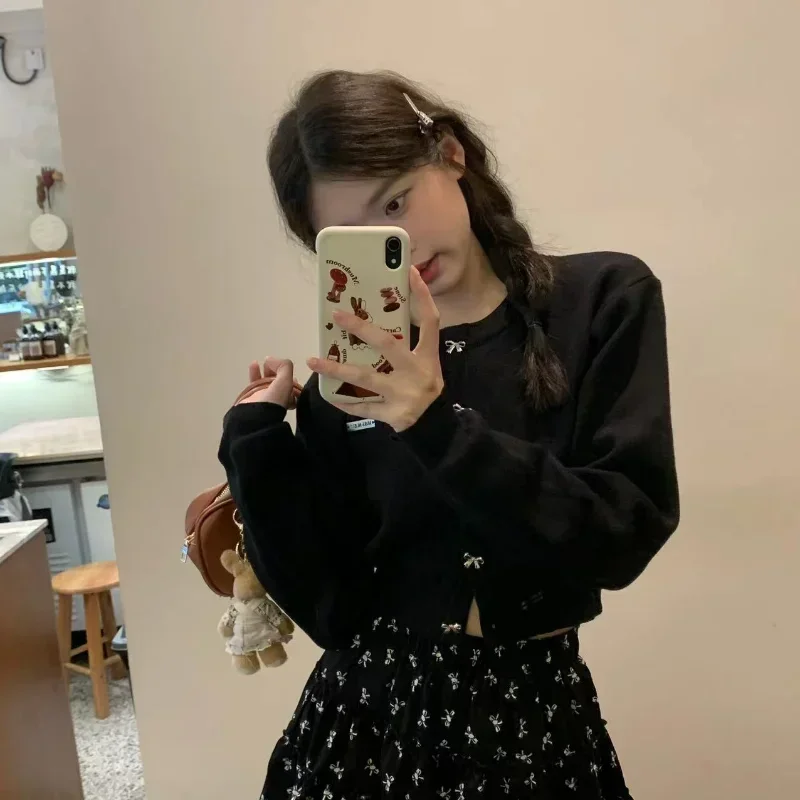 Вязаный кардиган, женский новый дизайн, свитер с бантом на пуговицах, укороченные топы, модные универсальные повседневные свободные нежные милые уличные винтажные топы 
Вязаный кардиган, женский новый дизайн, свитер с бантом на пуговицах, укороченные топы, модные универсальные повседневные свободные нежные милые уличные винтажные топы