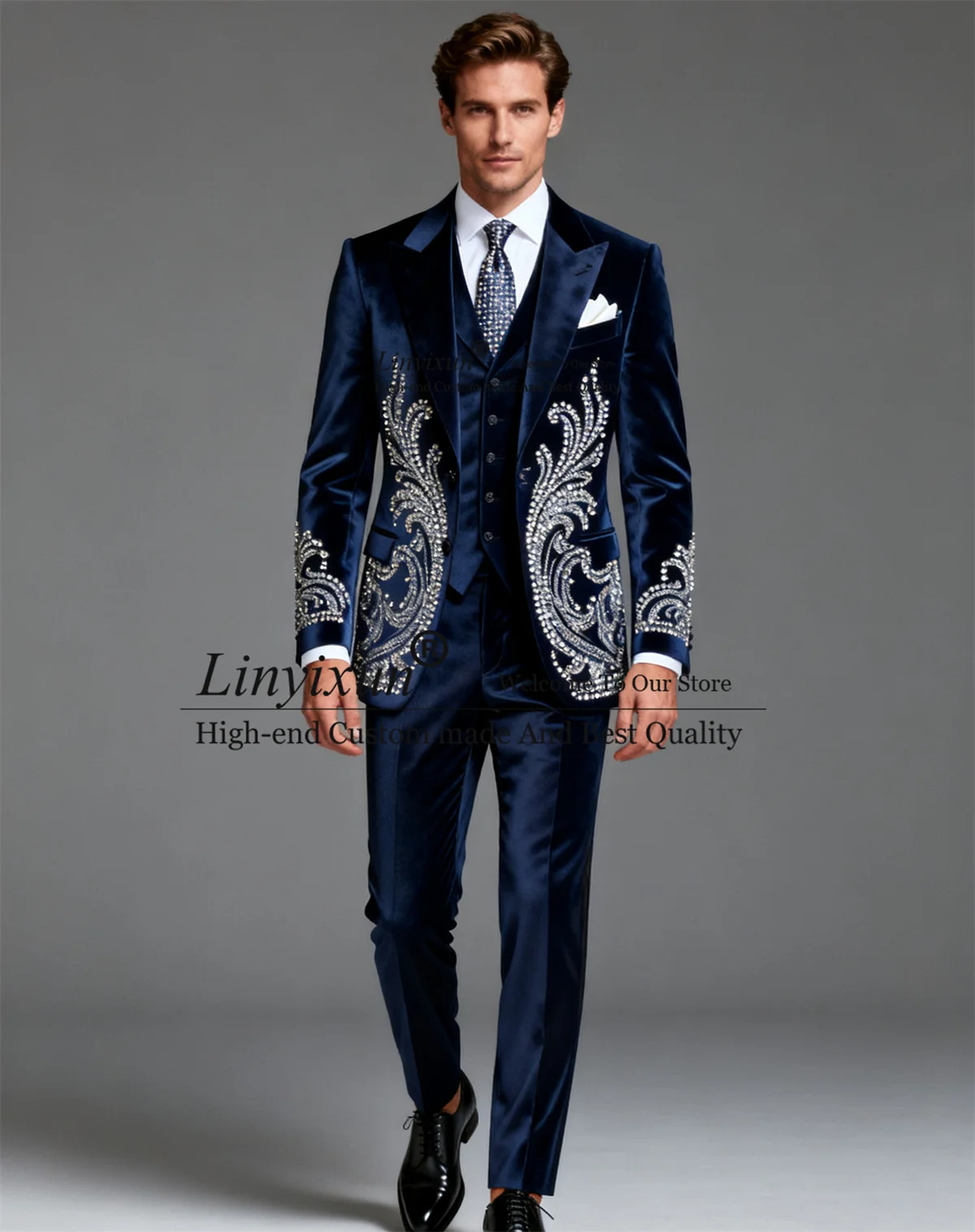 Мужские костюмы с блестящим орнаментом и стразами, комплекты из 3 предметов, мужские пиджаки для жениха, индивидуальные свадебные бархатные смокинги, облегающие Ropa hombre 
Мужские костюмы с блестящим орнаментом и стразами, комплекты из 3 предметов, мужские пиджаки для жениха, индивидуальные свадебные бархатные смокинги, облегающие Ropa hombre