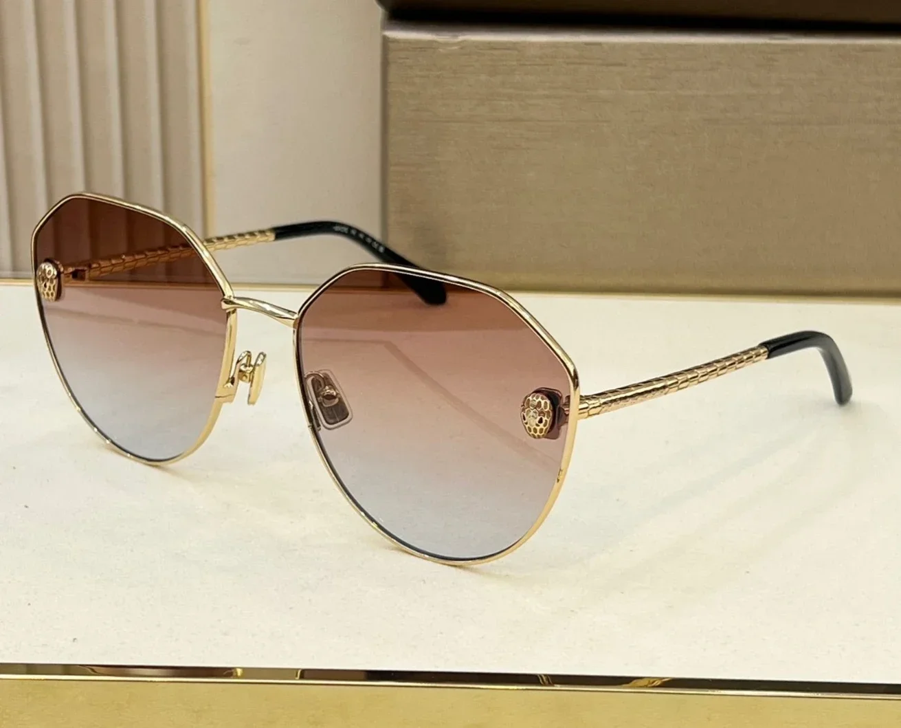 Original Designer Metal Round Frame Fashion Sunglasses Sun Protection Advanced BV40008U New Snake Pattern Large Sunglasses
Original Designer Metal Round Frame Fashion Sunglasses Sun Protection Advanced BV40008U New Snake Pattern Large Sunglasses
