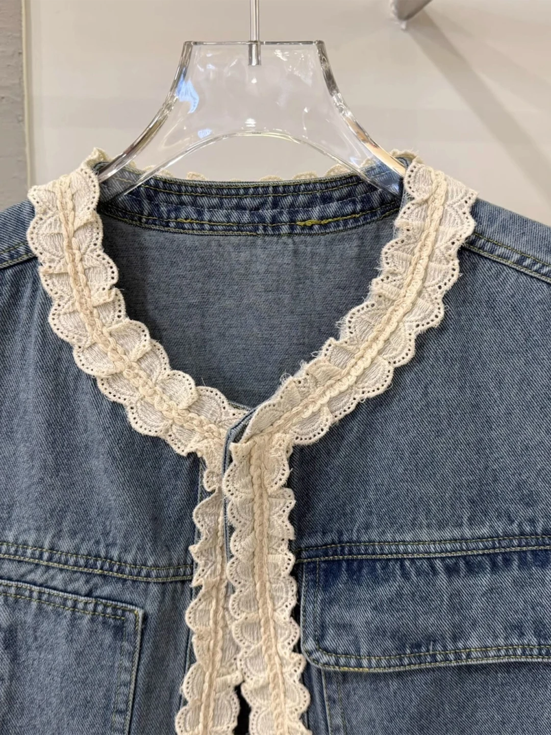 Faionable Lace Trim Denim Vest Women's Loose Slimming Top Spring Autumn Casual Sle V-Ne Single Button Closure Color
Faionable Lace Trim Denim Vest Women's Loose Slimming Top Spring Autumn Casual Sle V-Ne Single Button Closure Color