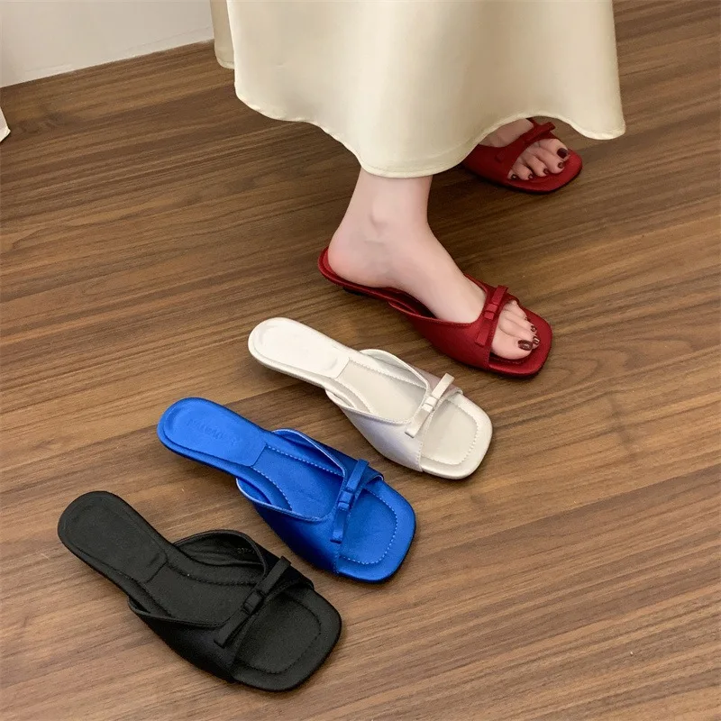 2026 New Comfortable Low Heel Square Head Sandals Sweet Bow Silk Thick Heel Slippers Ladies Outwear Mules Beach Slides Mujer
2026 New Comfortable Low Heel Square Head Sandals Sweet Bow Silk Thick Heel Slippers Ladies Outwear Mules Beach Slides Mujer