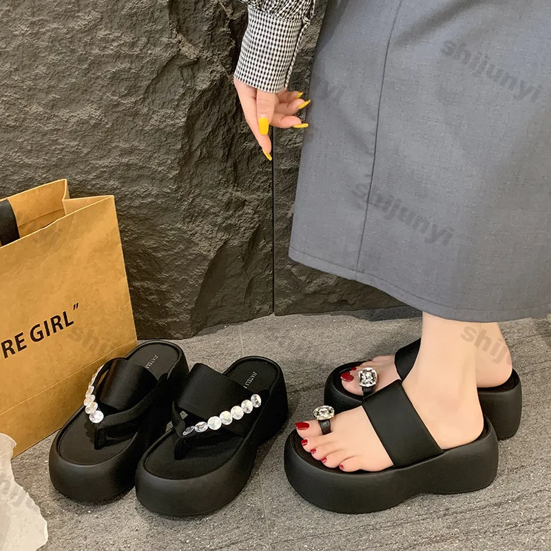 Женские уличные тапочки, новинка лета 2023, тапочки на платформе с застежкой на носок, модные удобные роскошные шлепанцы на мягкой подошве со стразами
Женские уличные тапочки, новинка лета 2023, тапочки на платформе с застежкой на носок, модные удобные роскошные шлепанцы на мягкой подошве со стразами