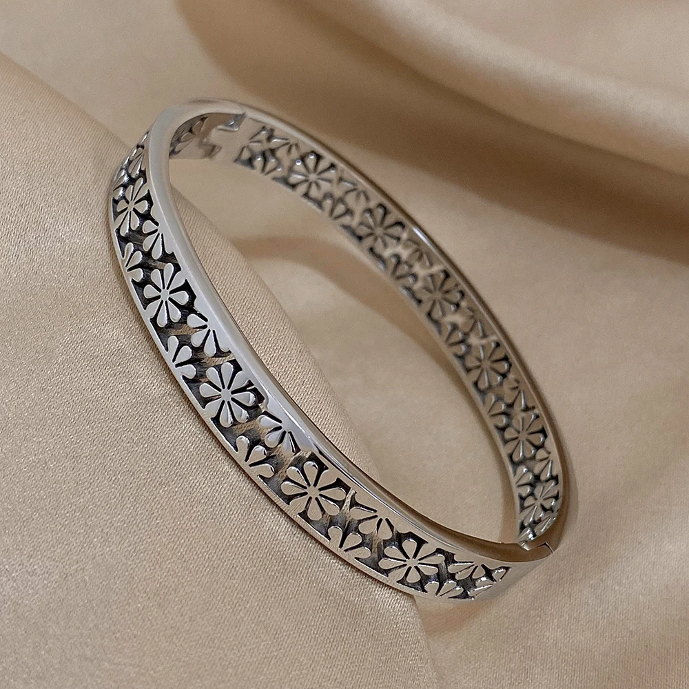 Freetry Hollow Flowers Shape Stainless Steel Bangle Bracelet For Women Fashion Vintage Waterproof Jewelry Delicate Accessories
Freetry Hollow Flowers Shape Stainless Steel Bangle Bracelet For Women Fashion Vintage Waterproof Jewelry Delicate Accessories