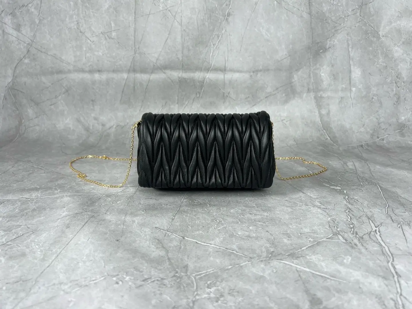 Luxury designer pleated chain handbag, suitable for casual outings and evening parties. A renowned brand, classic and elegant YB
Luxury designer pleated chain handbag, suitable for casual outings and evening parties. A renowned brand, classic and elegant YB
