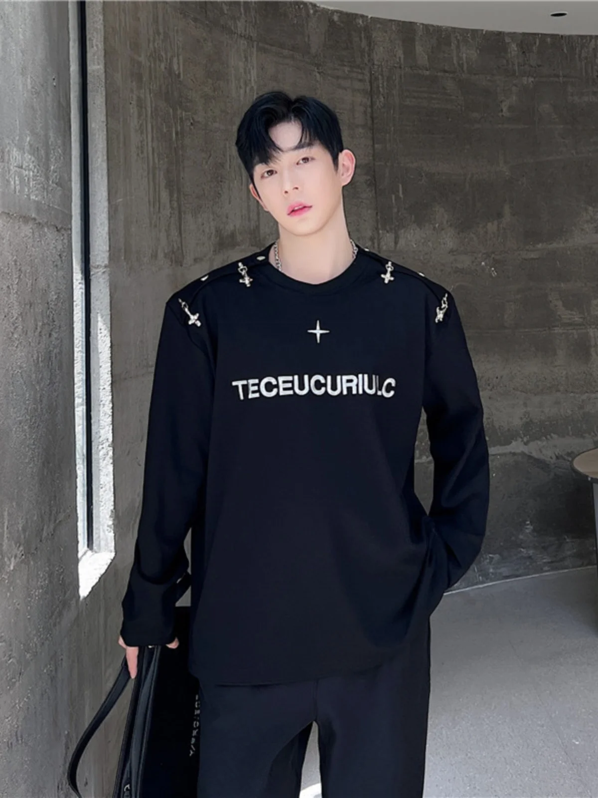 Casual Loose Long Sve Men's Sweatirt Autumn Faionable Polyester Fabric round Ne T-irt with Metal Bule Design
Casual Loose Long Sve Men's Sweatirt Autumn Faionable Polyester Fabric round Ne T-irt with Metal Bule Design