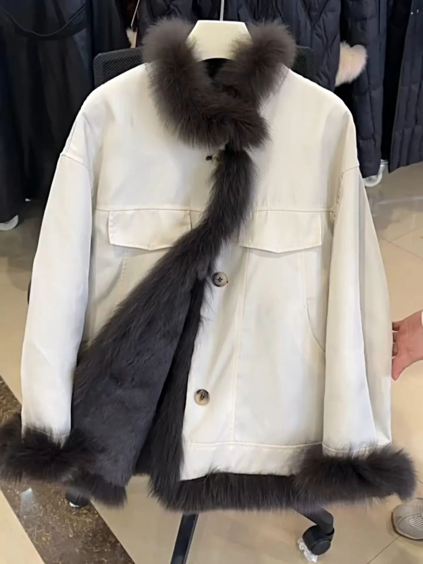 Женская зимняя теплая парка на флисовой подкладке из хлопка, утепленная, свободного кроя, с уникальным дизайном, с меховым воротником, комбинированная, стильная куртка-пальто
Женская зимняя теплая парка на флисовой подкладке из хлопка, утепленная, свободного кроя, с уникальным дизайном, с меховым воротником, комбинированная, стильная куртка-пальто