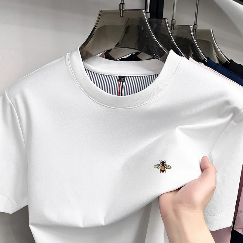 Advanced silk cotton short sleeve T-shirt men's summer trend brand new exquisite bee embroidery Korean casual round neck top
Advanced silk cotton short sleeve T-shirt men's summer trend brand new exquisite bee embroidery Korean casual round neck top