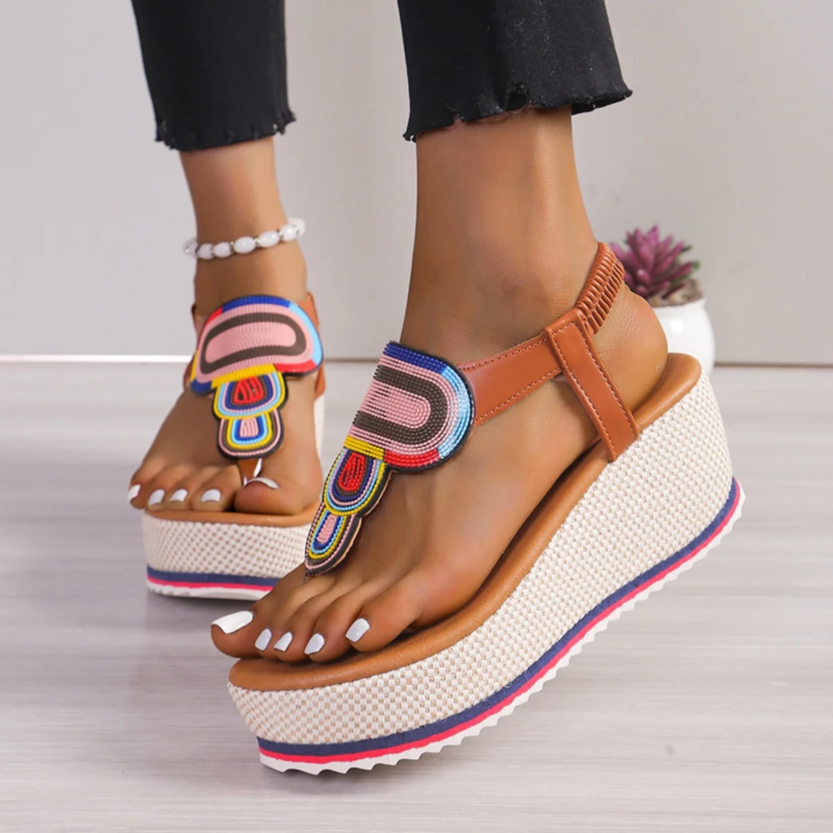 New versatile, fashionable and trendy plus-size sandals with wedge heels, colored diamonds, elastic LACES and thick soles
New versatile, fashionable and trendy plus-size sandals with wedge heels, colored diamonds, elastic LACES and thick soles