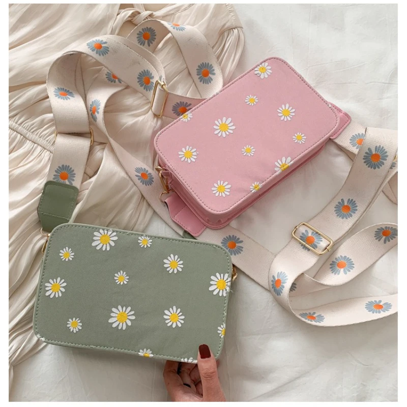 Fashionable Women Bags Daisy Pattern Shoulder Bag Handbag Printed Small Square Bags Tote Classic Elegant Crossbody Shoulder Sac
Fashionable Women Bags Daisy Pattern Shoulder Bag Handbag Printed Small Square Bags Tote Classic Elegant Crossbody Shoulder Sac