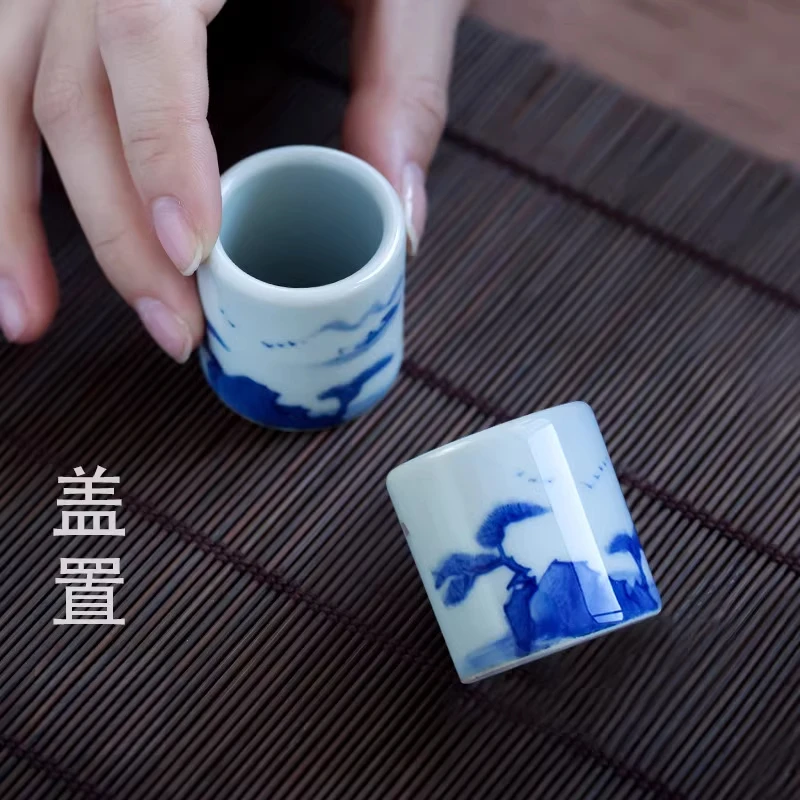 Jingdezhen handmade retro ceramic landscape finger lid with a single hand-painted blue and white porcelain cover ceramic
Jingdezhen handmade retro ceramic landscape finger lid with a single hand-painted blue and white porcelain cover ceramic