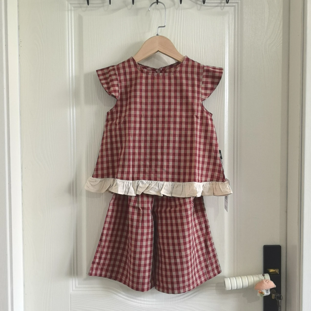 2025 Kids Red Gingham Set Shoulder Ruffles + Contrast Ruffled Hem Shorts Elastic Waist Summer Cotton Girls Clothing Sets
2025 Kids Red Gingham Set Shoulder Ruffles + Contrast Ruffled Hem Shorts Elastic Waist Summer Cotton Girls Clothing Sets